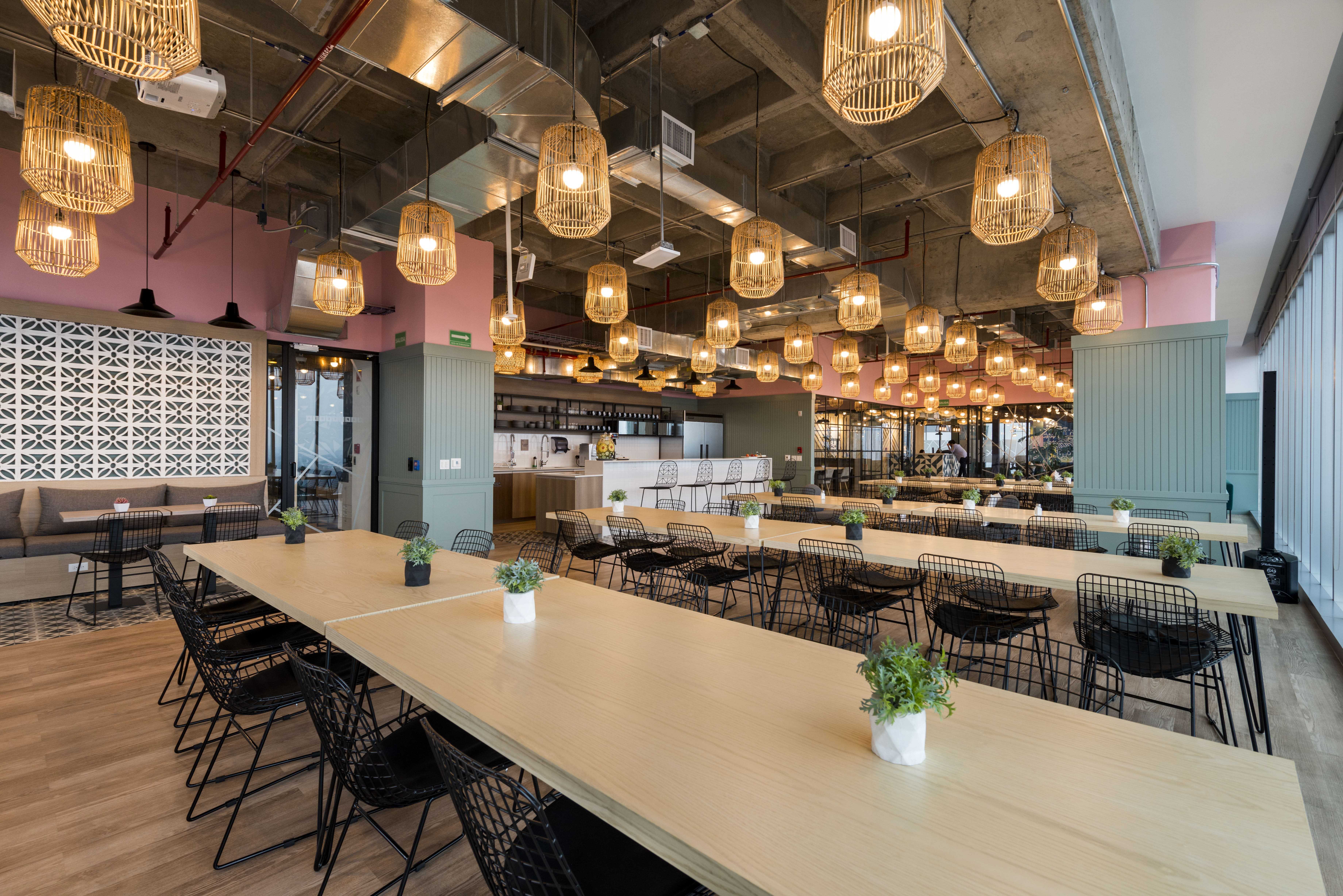 cafeteria de una oficina privada grande de comunal