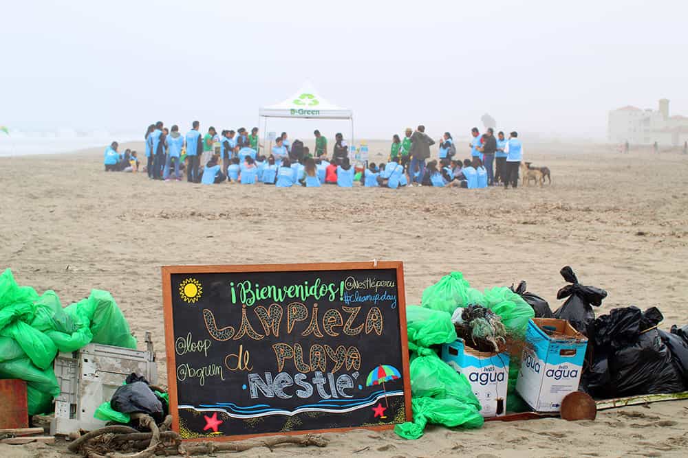 campaña hazla por tu playa con voluntarios recogiendo basura en la playa