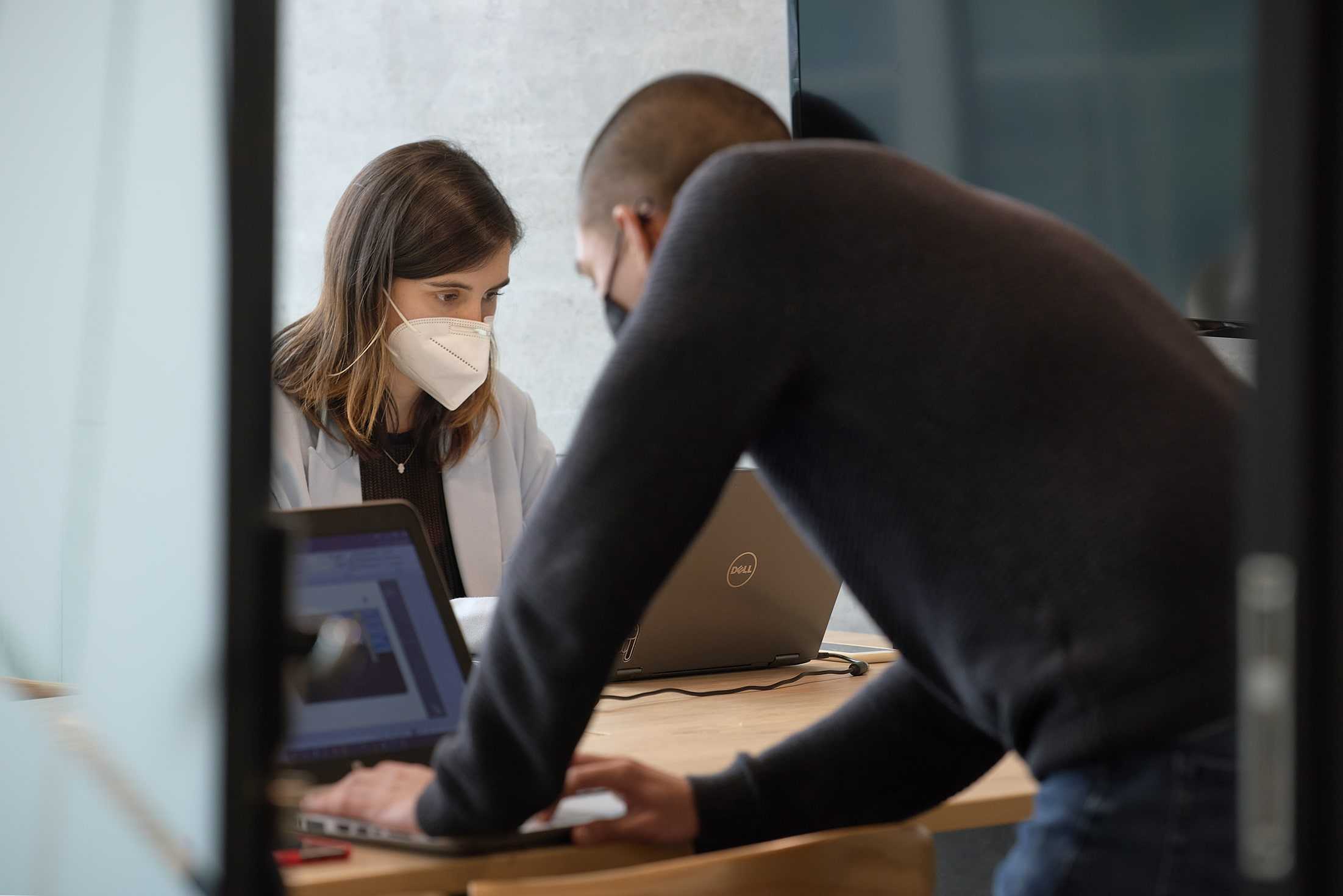 dos personas trabajando desde casa