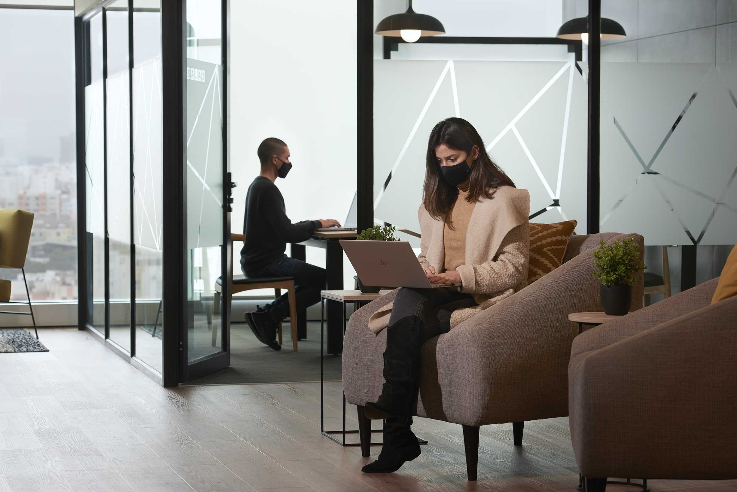 dos personas trabajando en una sala comedor