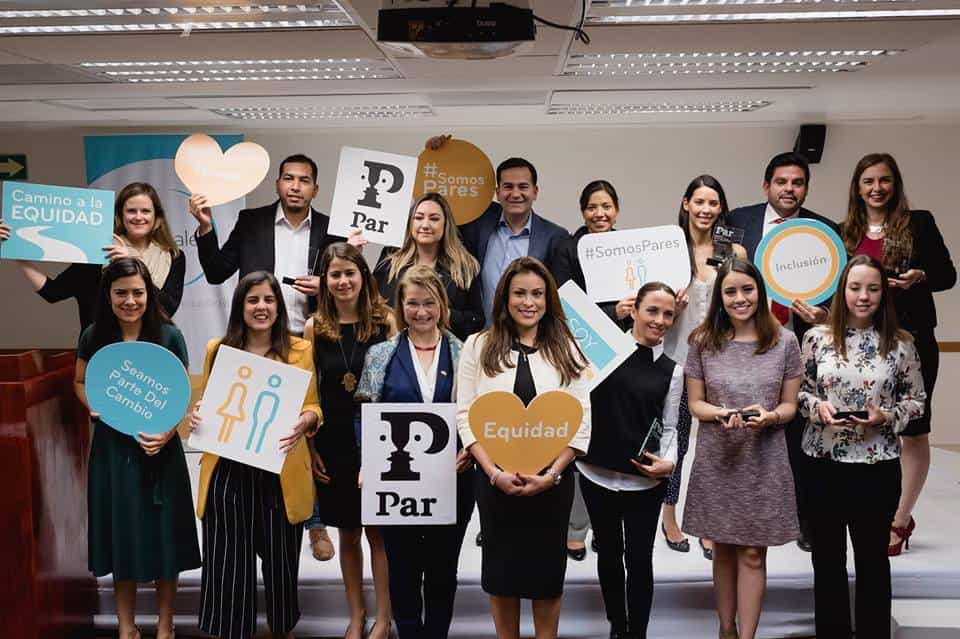 equipo de aequales con pancartas y letreros sobre equidad de genero