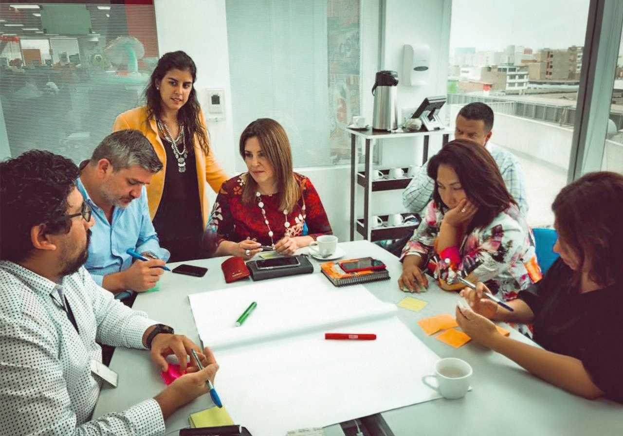 equipo de aequales trabajando en grupo