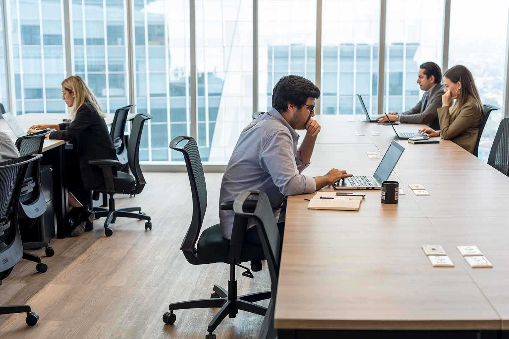 personas trabajando en una oficina de coworking