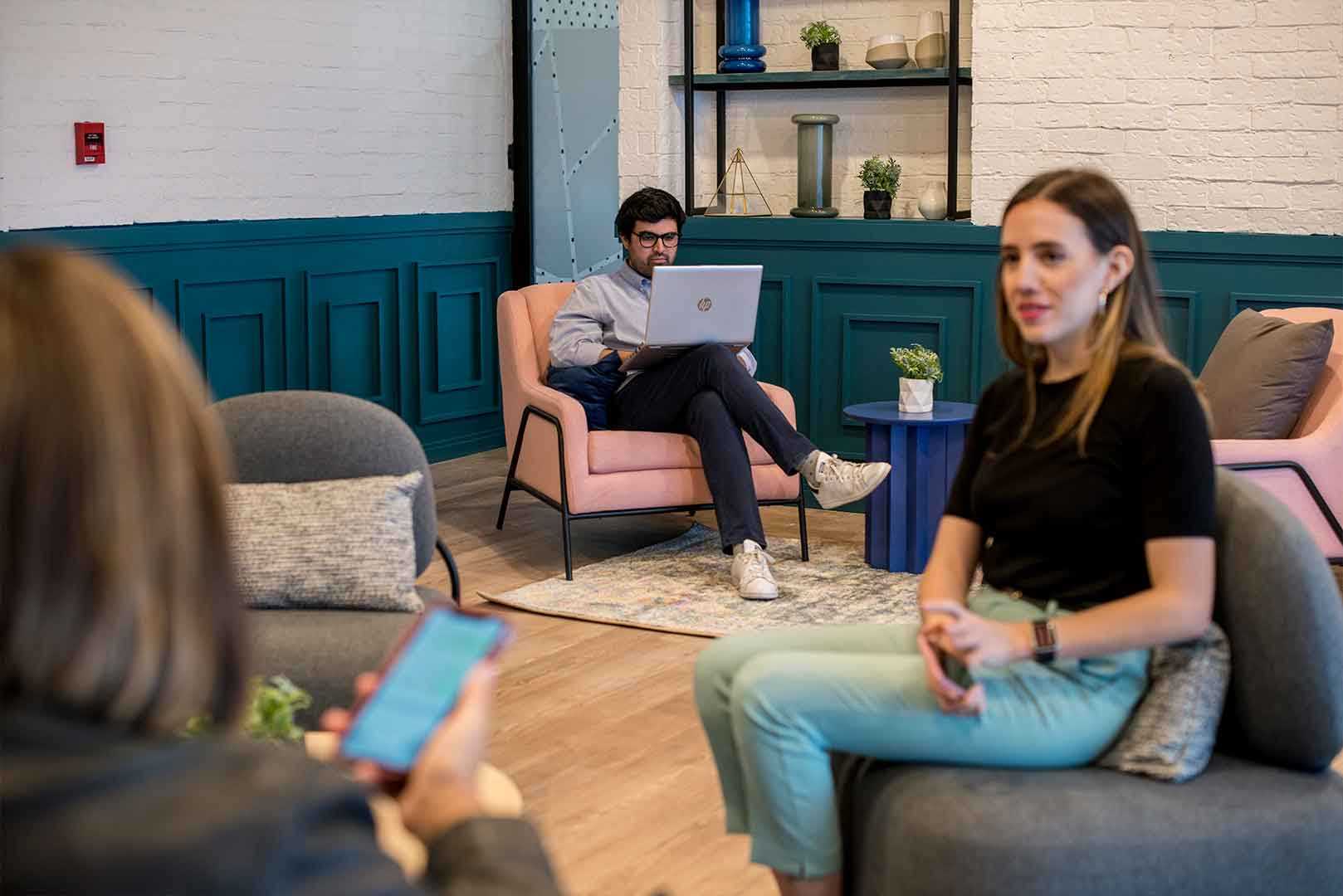 personas conversando en un coworking
