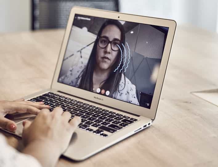 mujer teniendo una videollamada