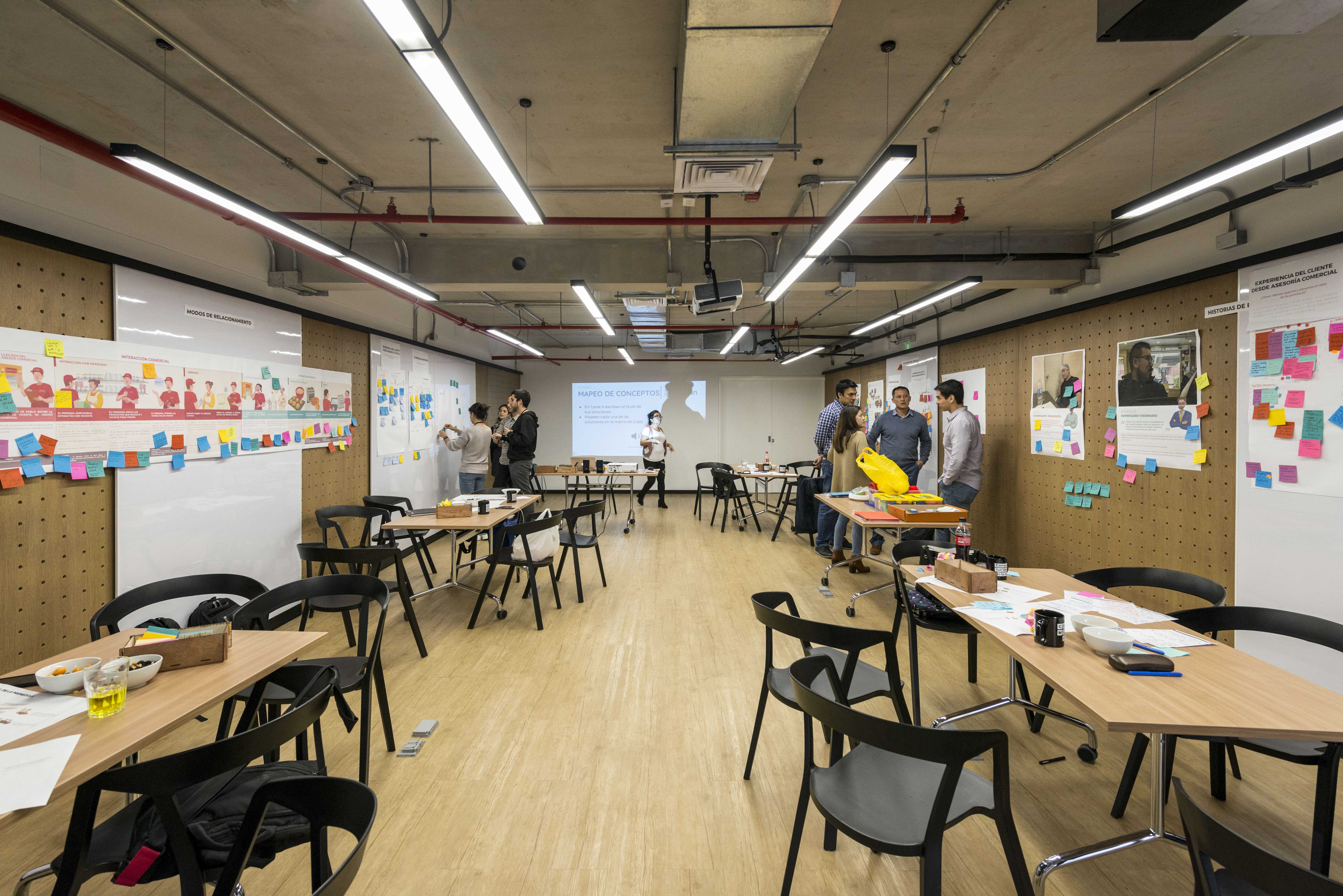 personas participando de un taller de brainstorming en un coworking